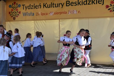 Piąty dzień Tygodnia Kultury Beskidzkiej w Wiśle - występy na małej estradzie na Pl. B. Hoffa - Zespół Mała Wisła
